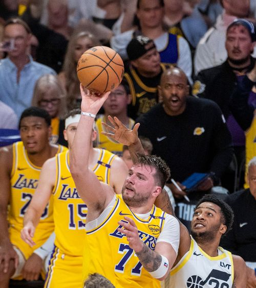 „Fii tu însuți!” Acesta a fost mesajul lui LeBron James pentru marele sloven.  Doncic a debutat la Lakers . Legenda venită special pentru el