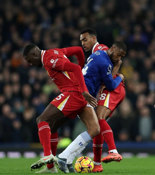 Tensiuni în „Merseyside Derby”   Everton  a egalat în minutul 90+8 al ultimului duel cu rivala Liverpool pe legendarul „Goodison Park”