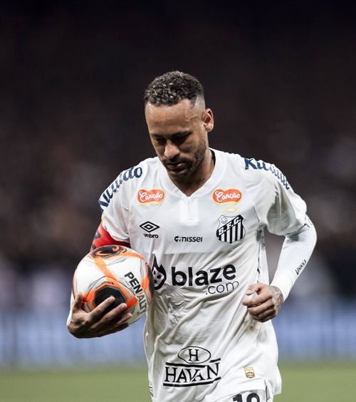 Neymar, spectaculos, dar ineficient  A jucat doar 67 de minute în meciul  Corinthians - Santos 2-1.  Primul eșec de la revenirea superstarului în Brazilia