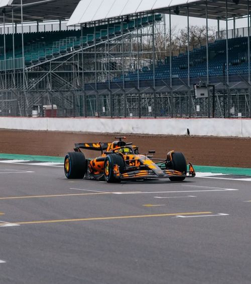 McLaren își arată mușchii Regina constructorilor din  Formula 1  și-a prezentat noul monopost: „Începem călătoria pentru titlul din 2025”