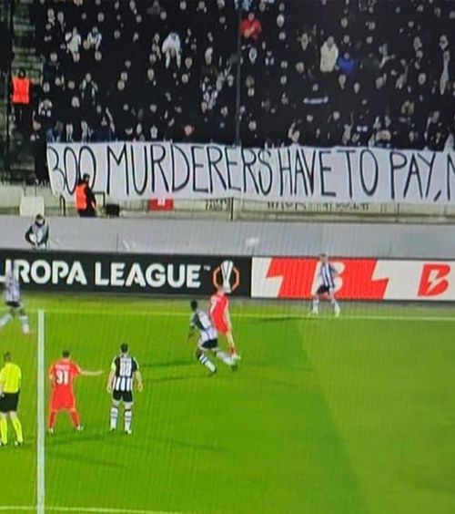 PAOK - FCSB   Ce semnificație aveau  bannerele  de pe marginea terenului: „300 de criminali trebuie să plătească”