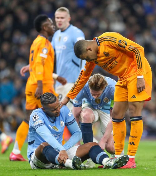 Pierdere importantă Fundașul lui  Manchester City  va lipsi o perioadă îndelungată după accidentarea din meciul cu Real Madrid