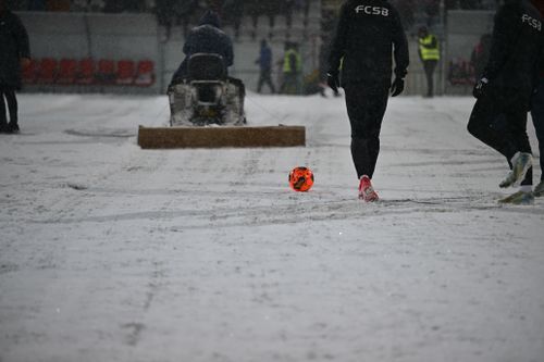 Utilaj folosit în mod inedit de buzoieni pentru deszăpezire (Foto: Raed Krishan)