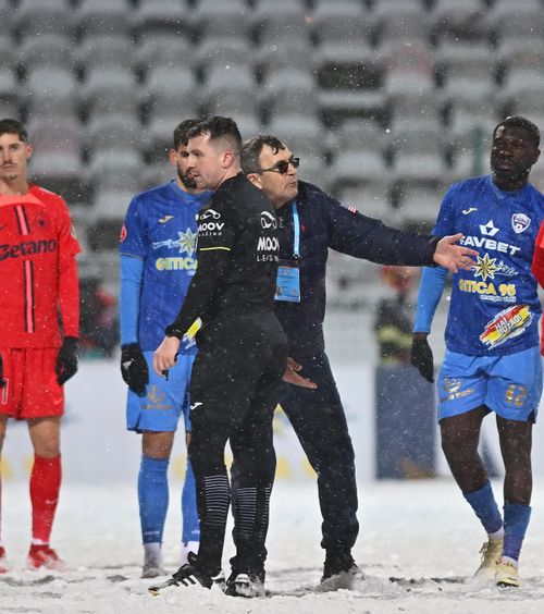 „Abia aștepta!”   Eugen Neagoe , tiradă la adresa arbitrului după eșecul cu FCSB: „Vorbea în engleză când m-a eliminat. M-am crucit, sunt român!”