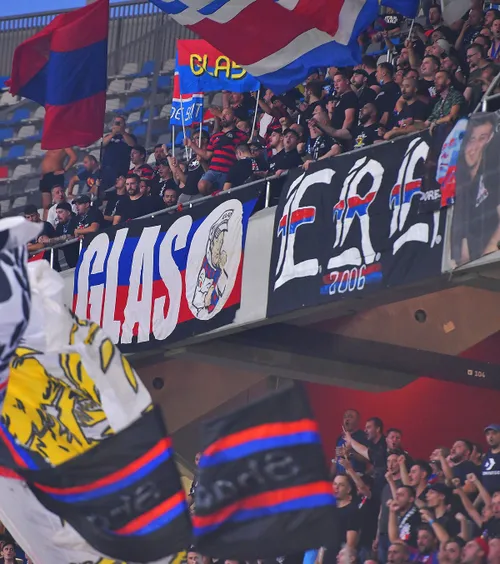 &Icirc;njurat de fanii CSA Steaua&nbsp;Scand&#259;ri jignitoare, &icirc;n Ghencea, la adresa lui R&#259;zvan Lucescu, dup&#259; ce antrenorul a afirmat c&#259;: &bdquo;FCSB e Steaua&rdquo;