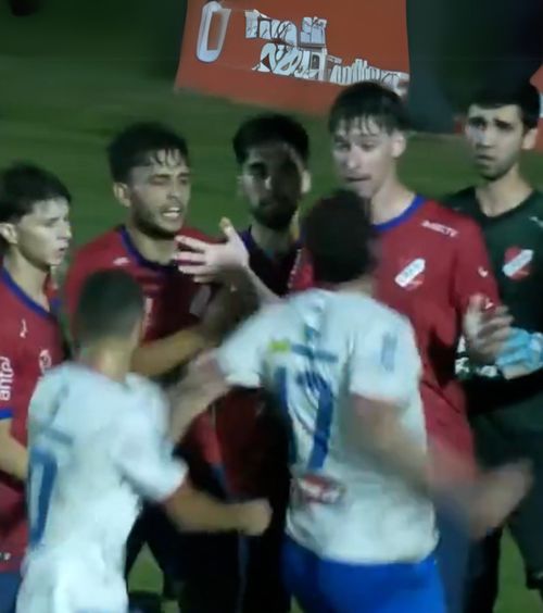 Scenă brutală pe terenul de fotbal Și-a lăsat adversarul inconștient cu un  croșeu de dreapta,  la un meci din Uruguay