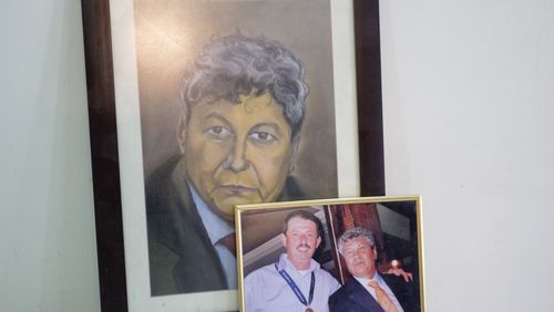 Un tablou al lui Mircea Lucescu se află în salonul bisericii