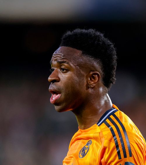 „Prostule, prostule!” Vinicius  s-a bucurat prea devreme  și a fost insultat de fanii lui Betis + Încă un „galben” pentru brazilian