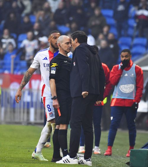 Fonseca, de necontrolat  FOTO:  Antrenorul lui Lyon, criză de nervi înainte de meciul cu FCSB:  a sărit să bată arbitrul!  Riscă o suspendare uriașă