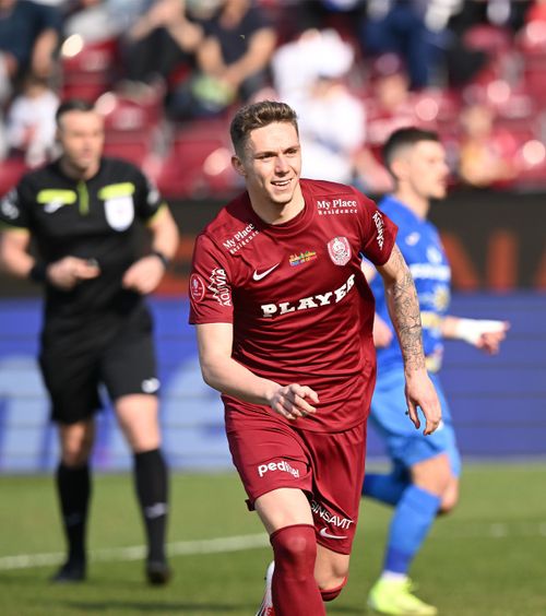 CFR Cluj - Gloria Buzău 6-0  Hat-trick reușit de  Louis Munteanu . Ardelenii sunt lideri