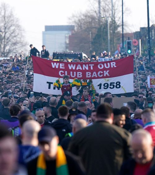 Fanii lui United s-au săturat   Mii de suporteri au protestat  împotriva familiei Glazer, înaintea meciului cu Arsenal: „Clubul moare încet”