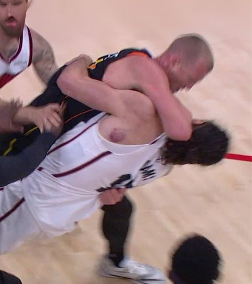 Wrestling în NBA  Uriașii din baschetul american  s-au luat la bătaie  pe teren: „Am vrut să demonstrez ceva lovindu-l”