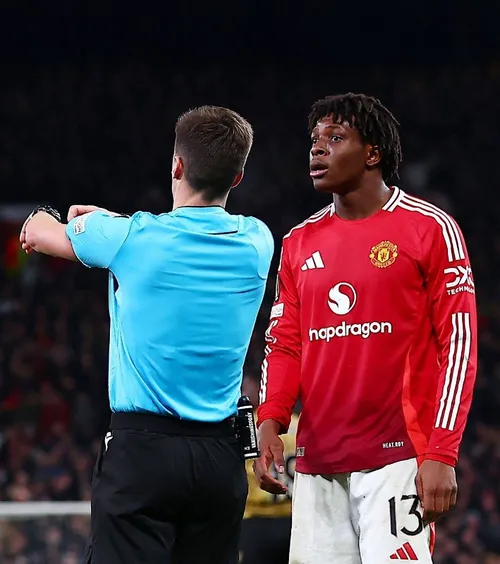 Moment bizar în Europa League Fundașul lui Manchester United a insistat ca arbitrul  să nu acorde penalty  pentru echipa sa » Reacția lui Amorim