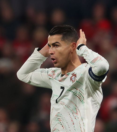 „Uitați-vă la mine când vorbesc!”   Cristiano Ronaldo  a răbufnit înainte de returul cu Danemarca: „Nu e vorba despre mine! Semnez acum pentru asta!”