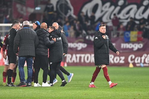 Momentul când Claudiu Petrila a fost eliminat de Istvan Kovacs (foto: Raed Krishan / GOLAZO)