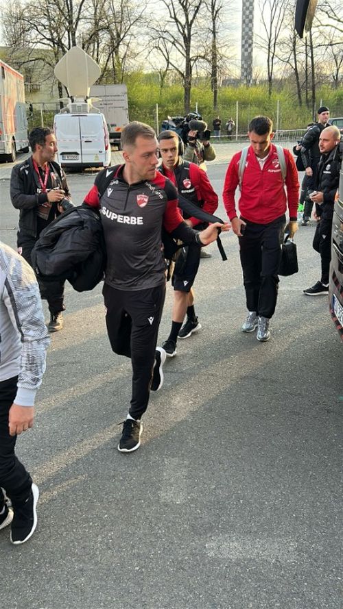 Dinamoviștii au ajuns la stadion, foto GOLAZO.ro (1).jpeg