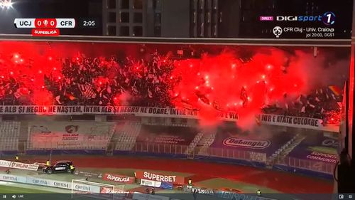U Cluj - CFR Cluj, torțe în peluza gazdelor. Capturi Digi Sport (1).jpg