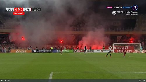 U Cluj - CFR Cluj, torțe în peluza oaspeților. Capturi Digi Sport (3).jpg