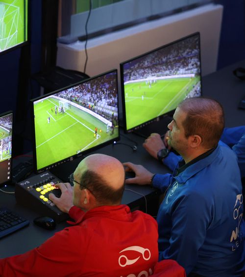 Instruiți de UEFA Pregătire pe  simulatorul VAR  pentru arbitrii din Liga 1 » Istvan Kovacs, absent