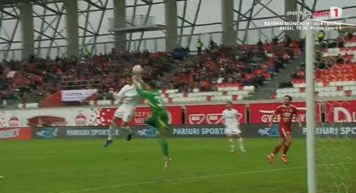 Penalty-ul făcut Gyenge după un faul asupra lui Gustavo Marins în Sepsi - Farul. Foto - captură Prima Sport (1).jpg