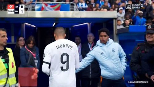 Kylian Mbappe, eliminat în Alaves - Real Madird pentru o intrare horror/ Foto: captură Ecran Ziggo Sport 2.jpeg
