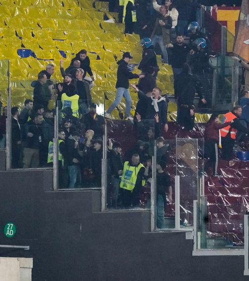 Sancțiuni după Lazio - AS Roma  Suporterii, interziși la meciurile din deplasare +  decizie extremă : meciurile cu risc ridicat nu se mai joacă seara