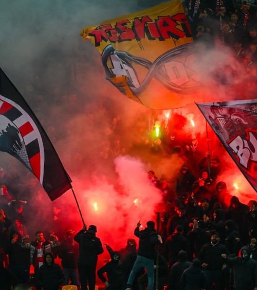 Dinamo, o nouă amendă uriașă Cât vor plăti „câinii”  după incidentele de la derby-ul cu Rapid  » Roș-albii riscă suspendarea terenului