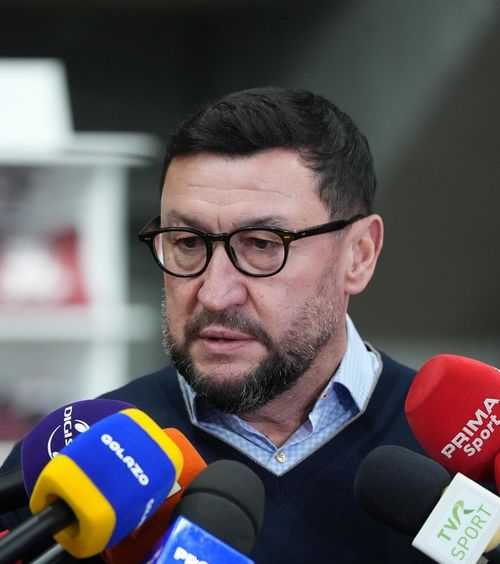 „Să meargă la pedichiură” 😄  Viorel Moldovan, despre faza cu Alex Dobre: „Să nu-i mai punem în dificultate pe arbitri” + Rapid  visează la un trofeu
