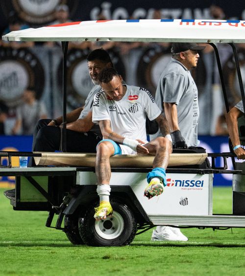 Neymar, ghinion fără sfârșit  VIDEO:  Starul brazilian s-a  accidentat  din nou și a părăsit terenul în lacrimi