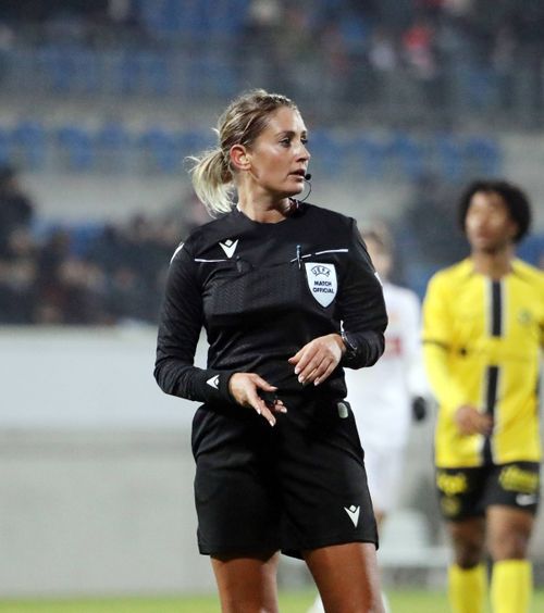 Meci de gală pentru Alina Peșu UEFA a delegat-o la un meci din semifinalele  Champions League  la fotbal feminin