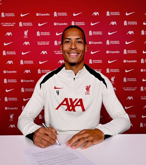 Van Dijk a semnat prelungirea   Olandezul va rămâne alături de Liverpool pentru   încă două sezoane