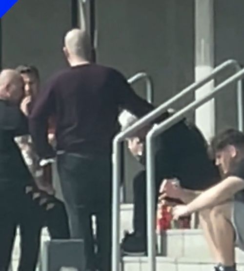 Șumudică, devastat    VIDEO:  Tehnicianul de la Rapid,   surprins plângând  pe scările magazinului clubului, după moartea lui Boupendza