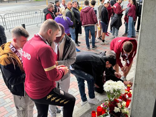 Rapid - U Cluj, fanii au aprins lumânări în memoria lui Aaron Boupendza. FOTO Răzvan Ion, GOLAZO.ro
