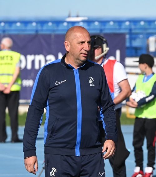 Miriuță, show la conferință   Antrenorul celor de la Poli Iași   nu pune mare preț pe laude:  „Când pierzi ești prost, iar ești urât, iar ești chel, ungur”