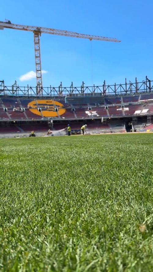 A început instalarea gazonului pe Camp Nou/ Foto: Facebook @ FC Barcelona.jpeg
