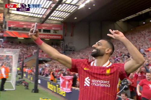 Salah s-a bucurat după gol cu un selfie cu fanii (2).jpg