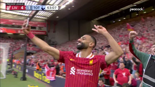 Salah s-a bucurat după gol cu un selfie cu fanii (5).jpg