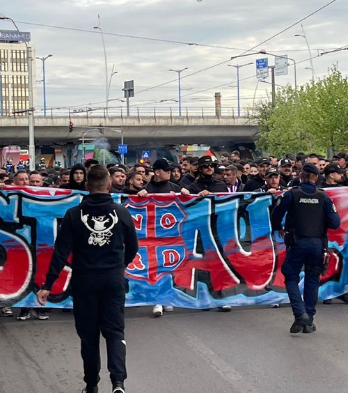 „Ne instigă, îl batem și după aia...”    Jurnalist amenințat  de liderul galeriei FCSB și de alți ultrași! Jandarmeria a intervenit imediat
