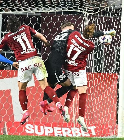 PENALTY CLAR PENTRU RAPID! VIDEO. La 2-1 pentru FCSB, Târnovanu l-a lovit rău pe Christensen în careu, dar nici Radu Petrescu, nici Hațegan de la VAR n-au dat 11 metri