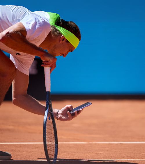 Scandal la Madrid    VIDEO.  Zverev, sancționat după ce   a fotografiat cu telefonul  urma lăsată de minge: „Interesantă decizie”