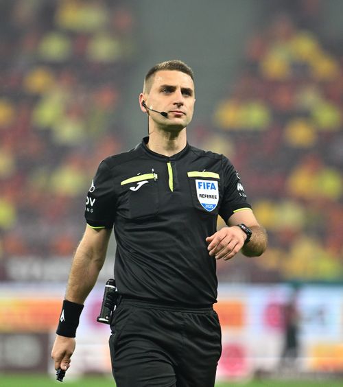 Un debutant la Derby de România  Kyros Vassaras, încă o delegare surprinzătoare: a ales la   FCSB - Dinamo  un central care acum 3 ani era la Liga 3 și la fotbal feminin