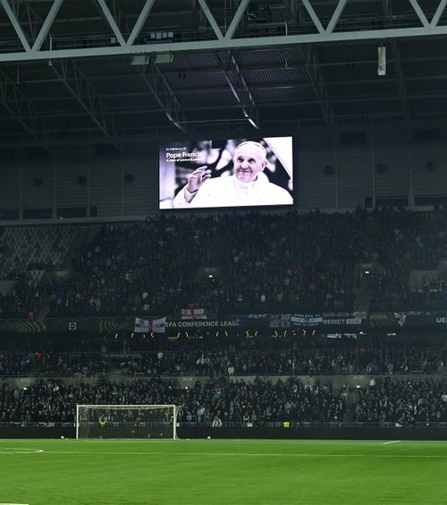 Derapaj la Djurgarden - Chelsea    VIDEO:  Suporterii din peluză   l-au înjurat pe Papa Francisc  în timpul momentului de reculegere