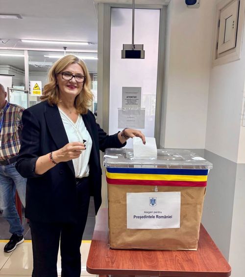 Elisabeta Lipă, la vot   Mesajul fostei mari canotoare: „Am votat pentru o Românie care refuză să se întoarcă într-un trecut marcat de    sărăcie și dictaturi”