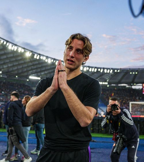 Eduardo Bove, în lacrimi pe Olimpico   Jucătorul prăbușit pe teren a fost primit cu căldură de fanii AS Roma » Ce spune despre   revenirea pe gazon