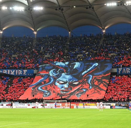 Medusa roș-albastră    VIDEO+FOTO.  Galeria FCSB, scenografie spectaculoasă:   „Fără milă!”