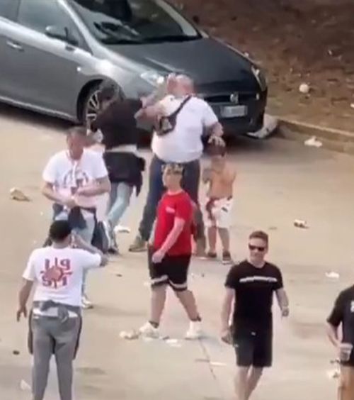 Scene șocante în Italia    VIDEO:  Bărbat   lovit cu bestialitate  în fața băiețelului său, la meciul românilor din Serie B + Un fan, ucis la Bergamo