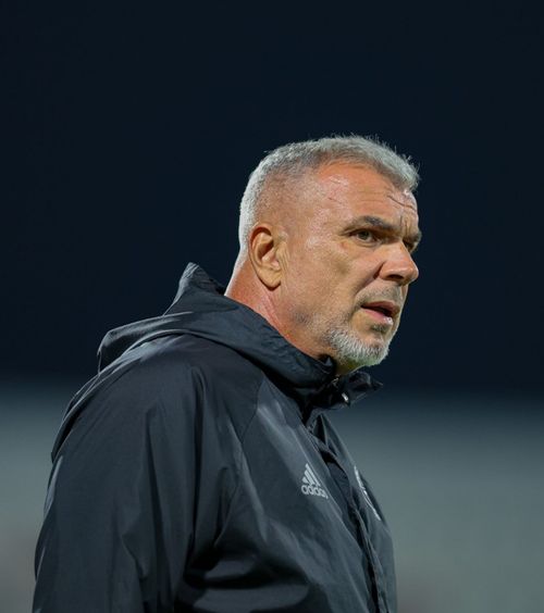 Înfruntă fosta echipă!  Analiză   GOLAZO.ro  » Olăroiu joacă vineri   o altă finală cu Sharjah : cu formația cu care a cucerit cele mai multe trofee