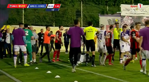 Argeş - Reșița, conflict pe marginea terenului. Foto: Capturi, Prima Sport