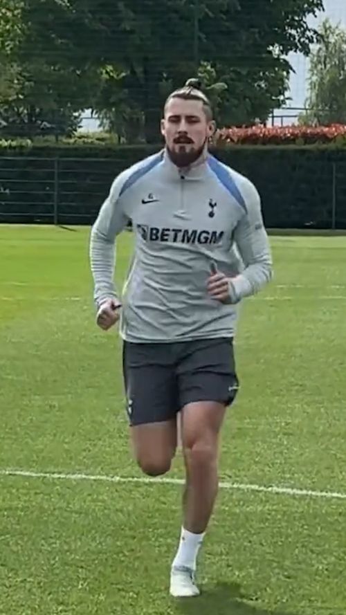 Radu Drăgușin s-a întors pe gazon/ Foto: Instagram @radudragusin5.jpeg