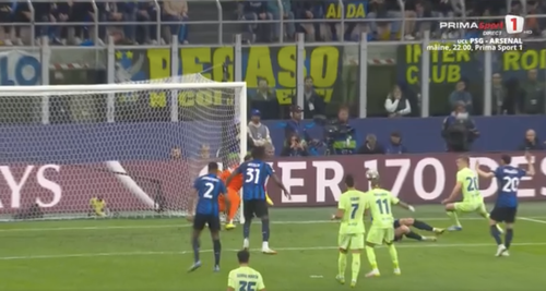 Inter - Barcelona. Minutul 26: Catalanii au cerut henț la Acerbi (foto: captură Prima Sport)